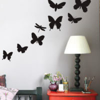 Perhosten kaavaimet olohuoneen seinien sisätiloissa
