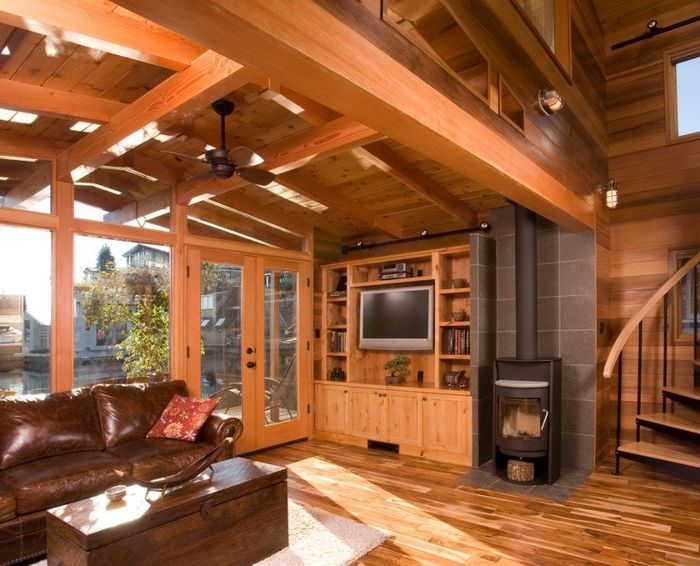 Дървени греди на тавана на хола в частна къща