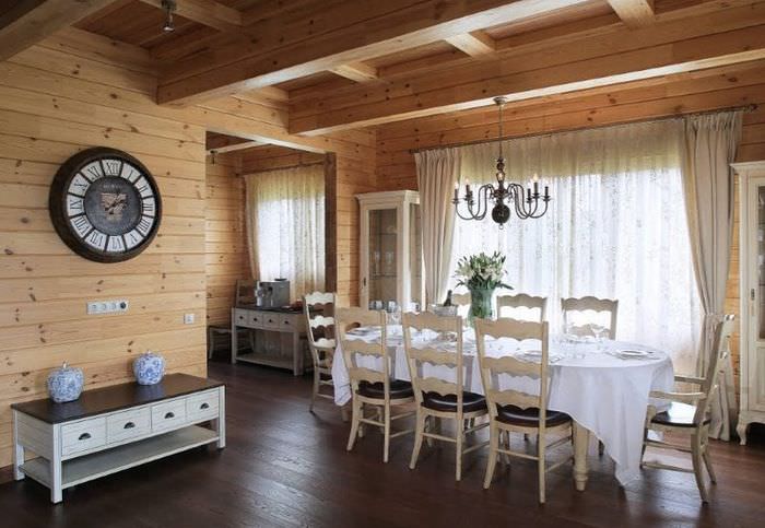 غرفة طعام منزلية خاصة مع ألواح خشبية