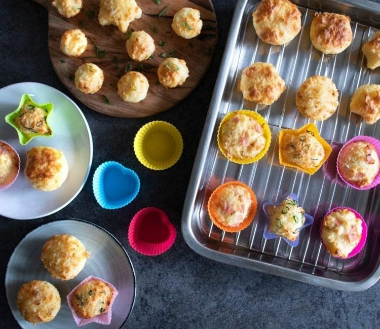 Tilbered en lækker skolemorgenmad med butterdej, pølse og ost i muffinformen