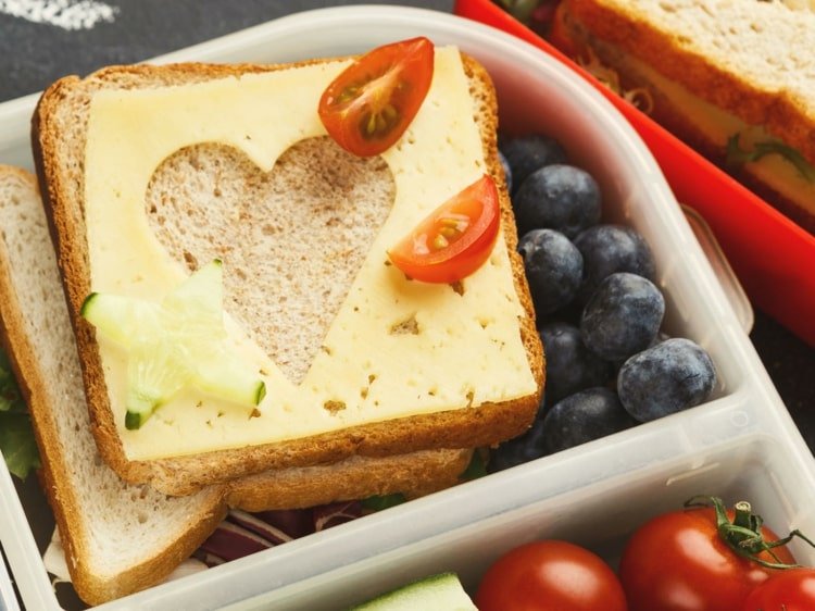 Enkle ideer til en interessant morgenmadspakke - læg et hjerte på en osteskive