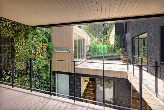 Moderne bæredygtigt arkitekturhus beton-natursten-træ bøg