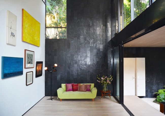Indretningstrends sofa gul væg sort natursten beklædning