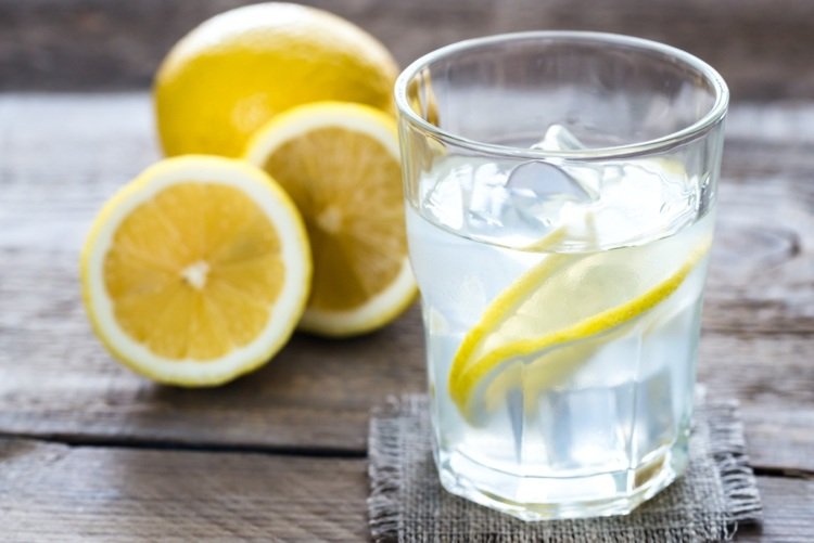 Sænk kortisol om morgenen med salt og citron