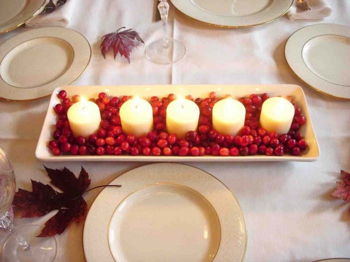tranebær-rød-bord-dekoration-bryllup-hvid-søjle-lys-røde-bær