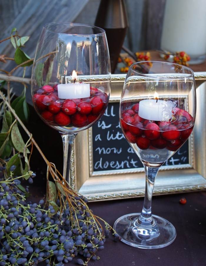 tranebær-rød-bord-dekorationer-bryllup-vinglas-bær-flydende lys