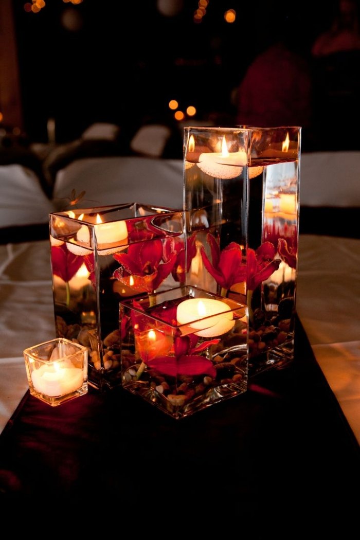 tranebær-rød-bord-dekoration-bryllup-flydende-lys-rød-orkideer