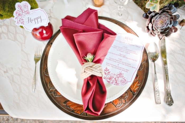 tranebær-rød-bord-dekoration-bryllup-snehvid-inspiration