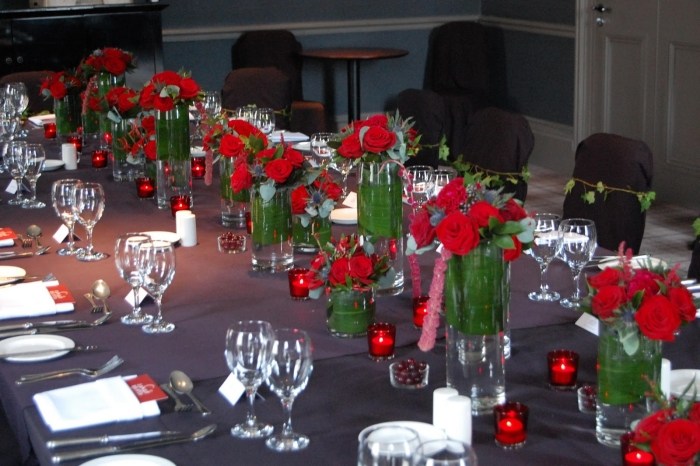 tranebær-rød-bord-dekoration-bryllup-rød-rose-lysestage