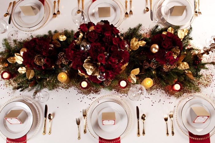 tranebær-rød-bord-dekoration-bryllup-kombination-med-guld
