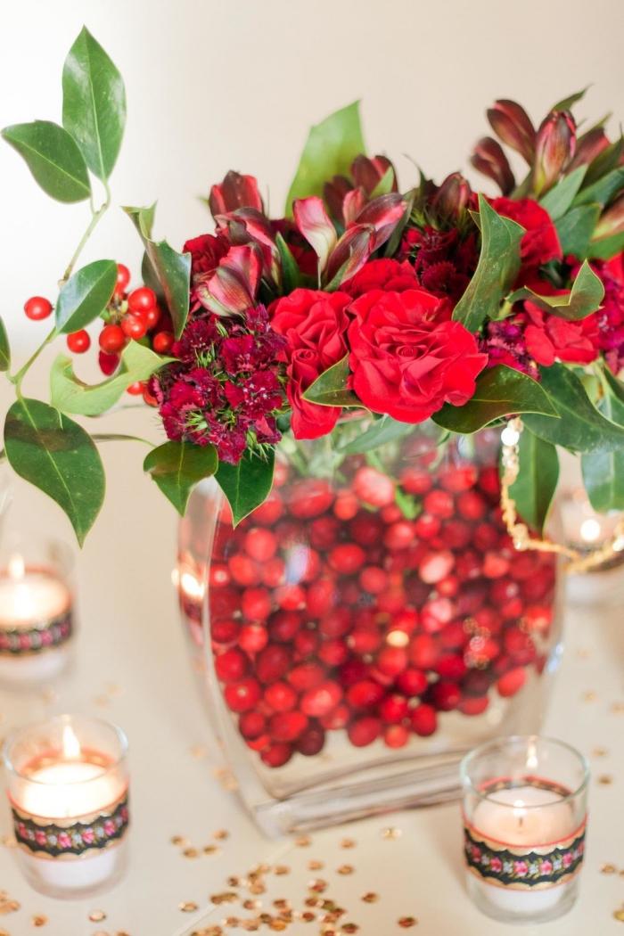 tranebær-rød-bord-dekoration-bryllup-blomst-vase-bær-fyldt-lysestage