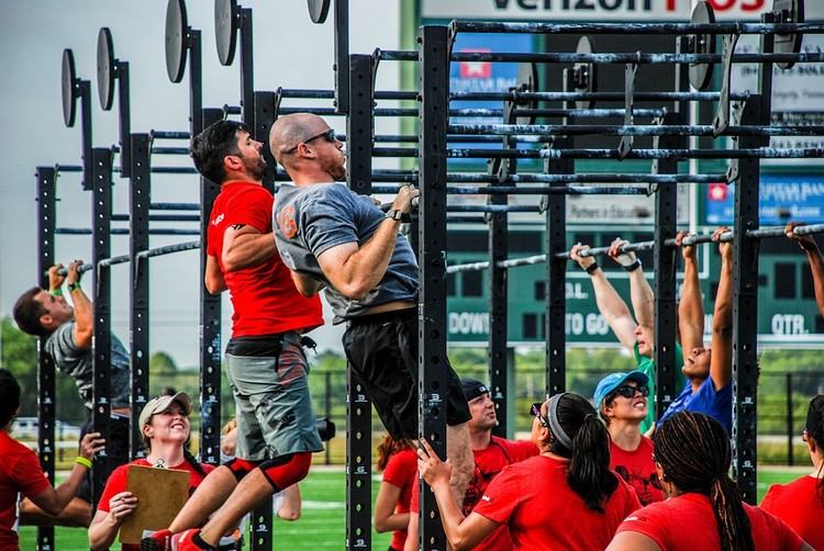 crossfit træning udendørs med gruppe og motiverende team