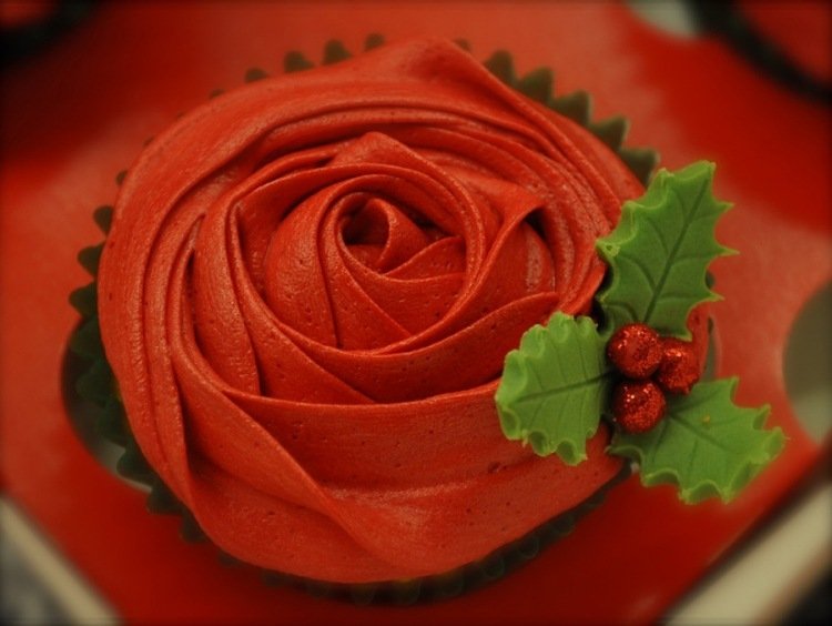 cupcakes-jul-ideer-rød-rose-glasur-fondant-blade
