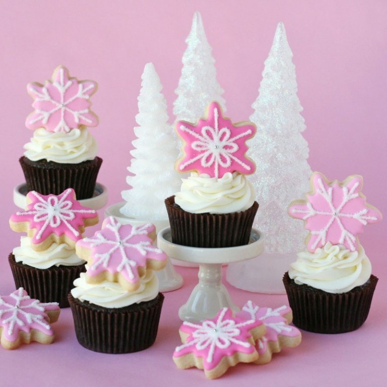 cupcakes til jul snefnug pink chokoladekager