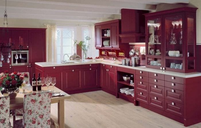 κομψό χρώμα Marsala σε στυλ κουζίνας