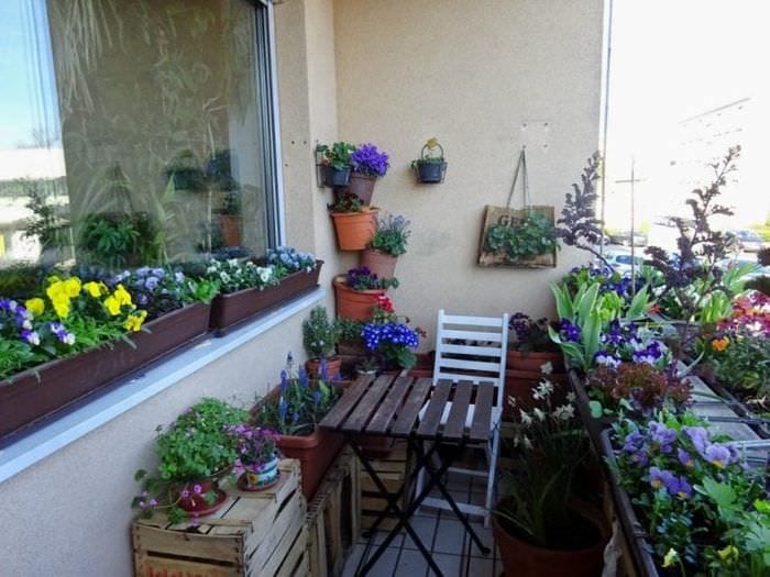 smarte blomster på balkonen på overligger design