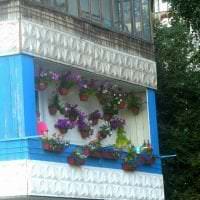 όμορφα λουλούδια στο μπαλκόνι σε υπέρθυρα παράδειγμα εικόνας