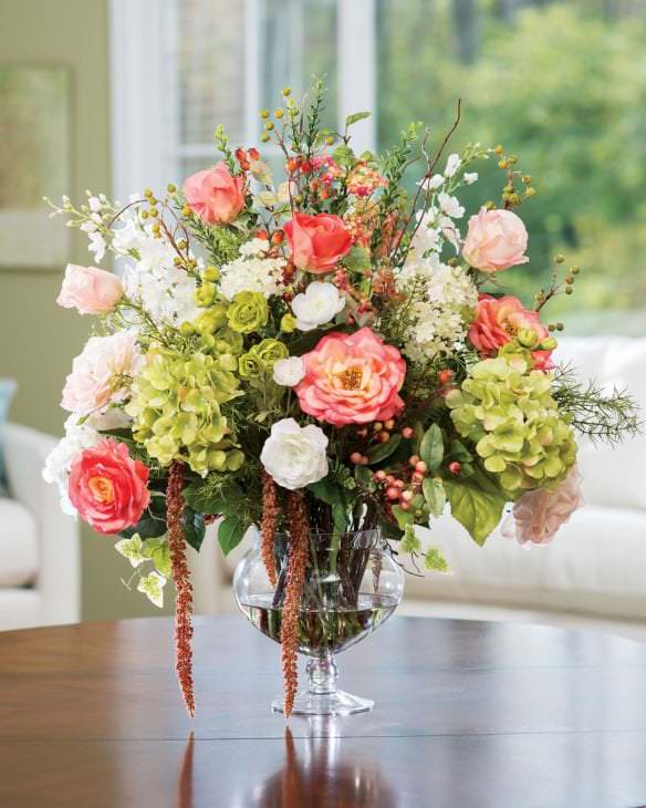 künstliche Blumen im Inneren der Wohnung