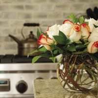 frische Blumen im Stil des Küchenbildes
