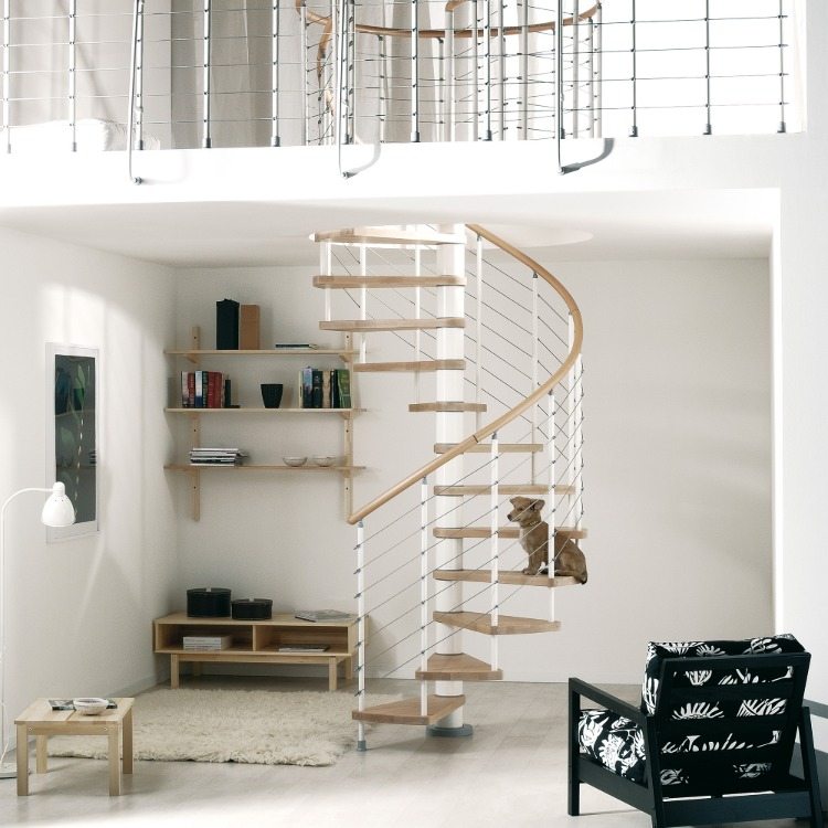 vindeltrappe med sorte jernstænger og trætrapper i en minimalistisk designstue