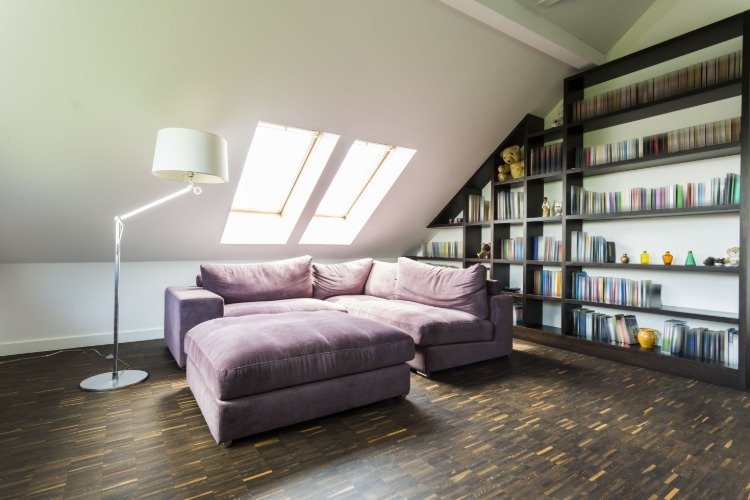 hyggelig-stue-på-loftet-med-reoler-og-sofa