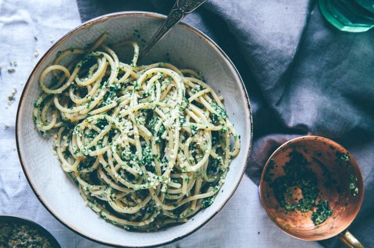 Spaghetti med grøn pesto med skrællede hampefrø