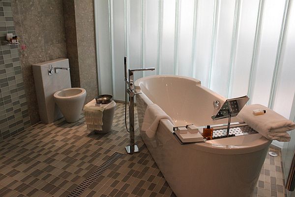 moderne-badeværelse-opdater-gulv design-fliser-farver-diskret