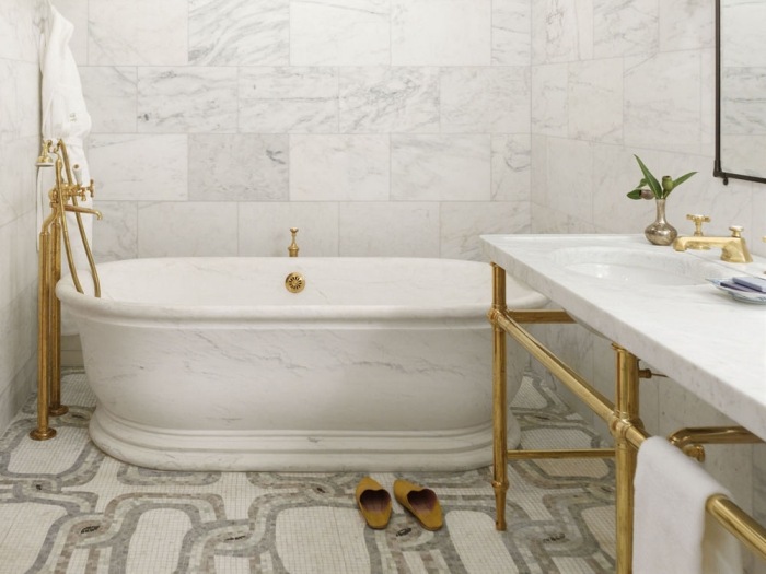 ideer-badeværelse-design-marmor-badekar-gyldne-rør-mosaik-gulv