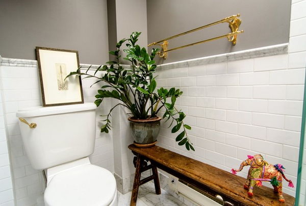 badeværelse-toilet-design-ideer-messing-håndklædeholder-rustik-bænk
