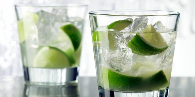 Caipirinha opskrift original Brasilien Tilberedning af lime sommercocktails