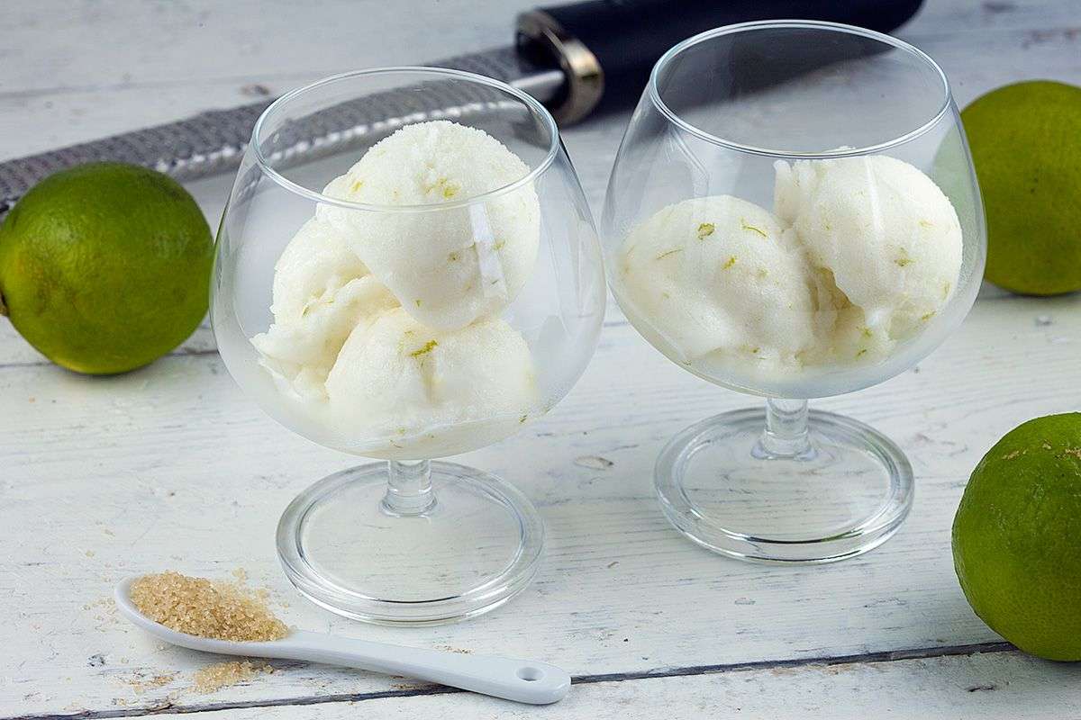 Caipirinha sorbet let ismaskine rørsukker sommercocktails