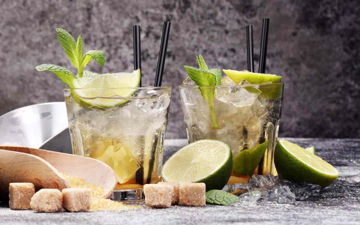 Caipirinha opskrift original rørsukker lime cachaca rom Brasilien sommercocktails