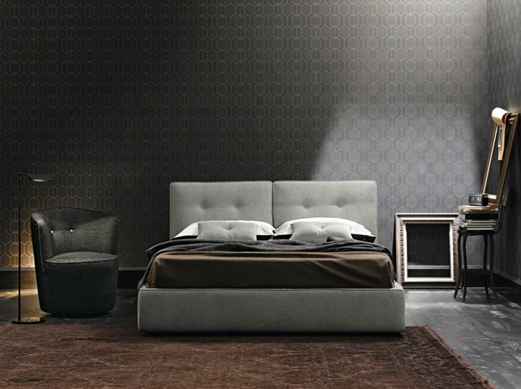 seng-soveværelse-hot-chic-stil-sort-læder-lænestol-lille-gulvlampe-brun-tæppe