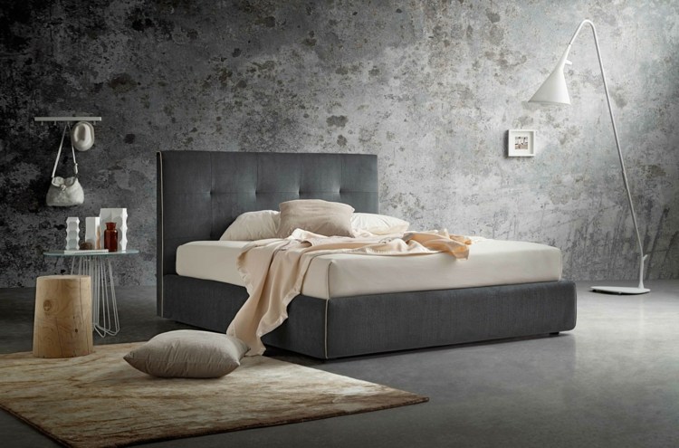 seng-soveværelse-kærlighed-beton-optik-vægdesign-shabby-stil-hvid-gulvlampe-tæppe-beige