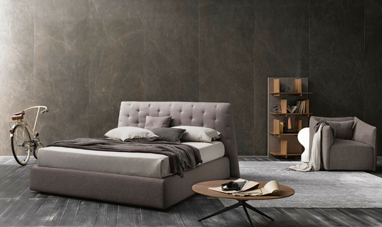 seng i soveværelset atrium-grå-design-monokrom-møblering-lænestol