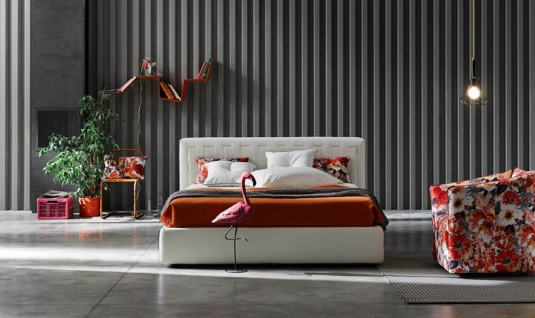 seng-soveværelse-jaqueline-farve-accent-orange-blomstermønster-lænestol-vedhæng lampe