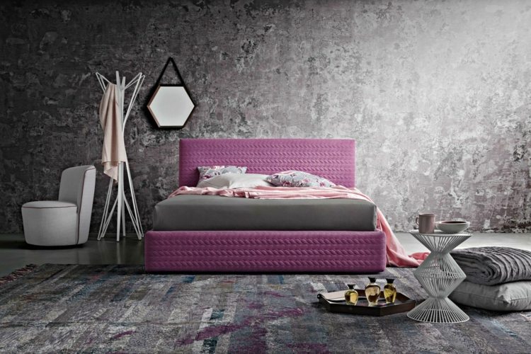 seng-soveværelse-violet-farve-møbler-pink-accent-værelse-design-monokrom-pude-sekskant