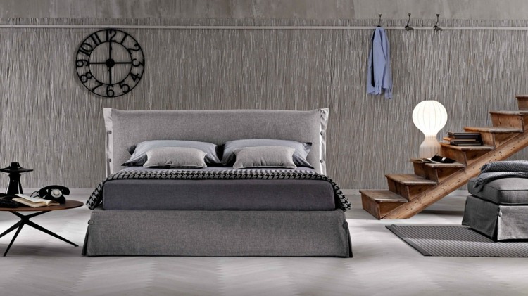 seng-soveværelse-giselle-væg-dekoration-idé-ur-træ-trapper-grå-møbler-lænestol-tæppe