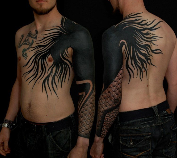 blackwork-tatovering-populære-motiver-ærme-arm-tatovering-bryst-sort