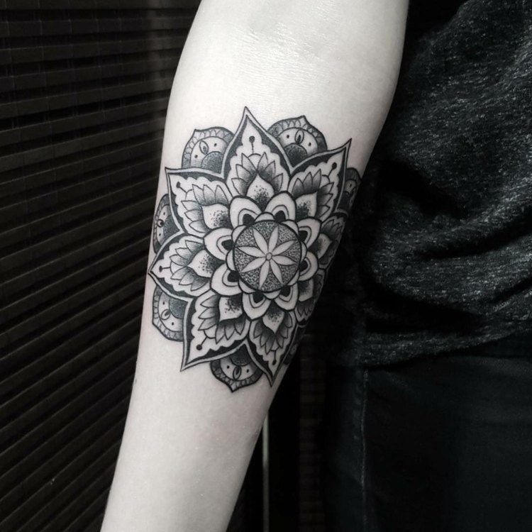blackwork-tatovering-mandala-blomster-blomster-sort-cirkel-stjerne