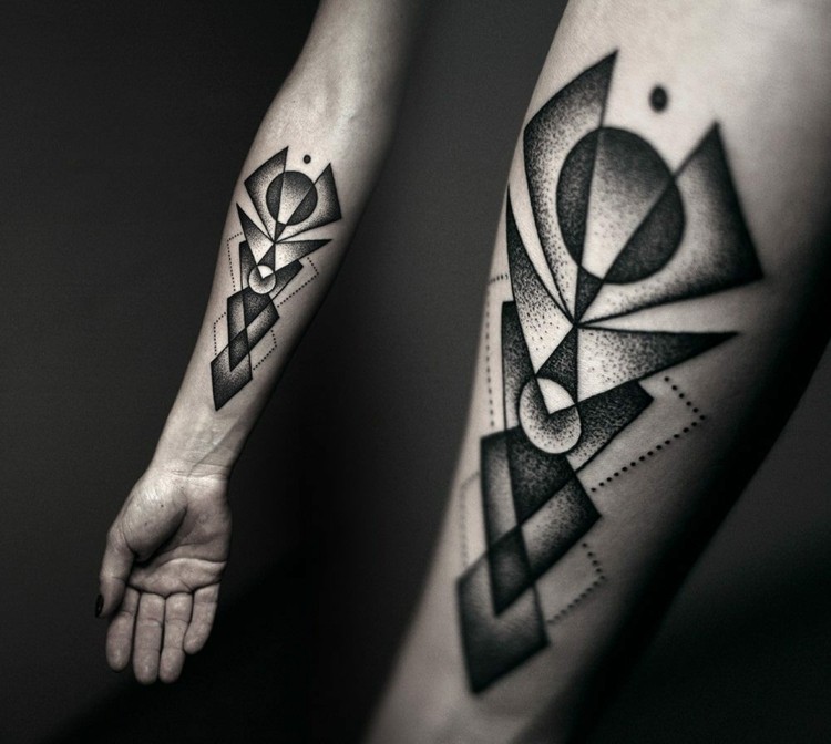 blackwork-tatovering-geometriske-trekanter-cirkler-prikker-skygge