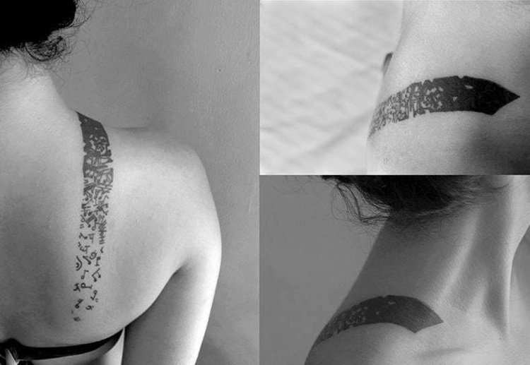 blackwork-tatovering-striber-noter-damer-skulder-stilfuld