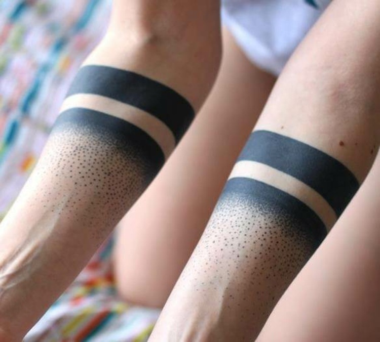 blackwork tatovering striber underarm skygge prikker tatovør stimulering