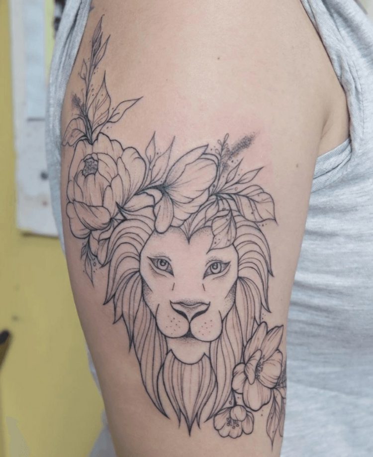 feminin tatovering med blomster og løve
