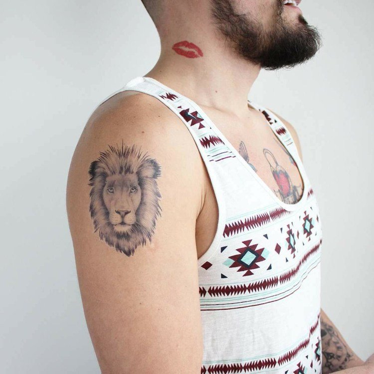 Mænds tatoveringside med løvehoved på overarmen