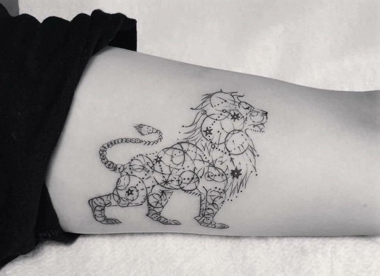 Geometrisk design af løve tatovering med cirkler og stjernekonstellation