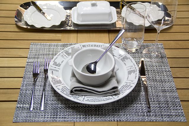 bordservice hvide bogstaver mønster grå dækkeserviet