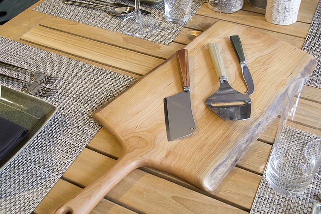 bord arrangement rustfrit stål køkkenudstyr træ skærebræt