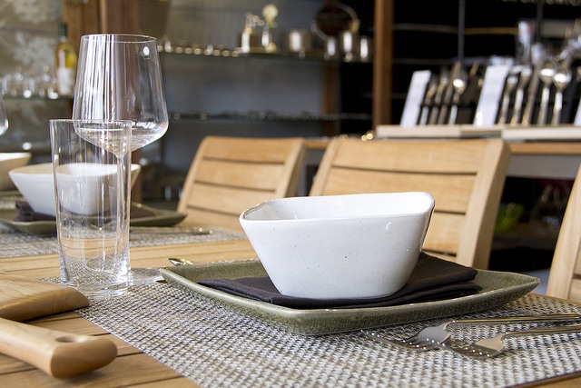 bordservice borddekoration dækkeserviet grå hvid suppefad firkantet