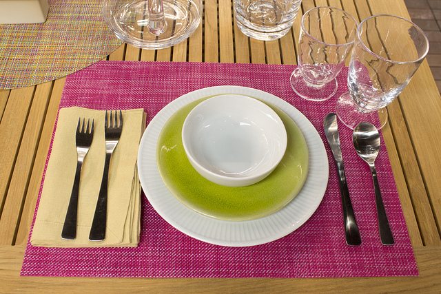 borddekoration porcelæn hvid grøn rund pink dækkeserviet farveplet